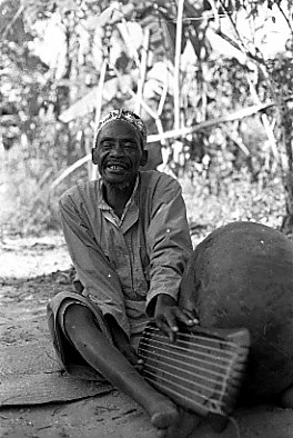 Rojabo playing the enanga